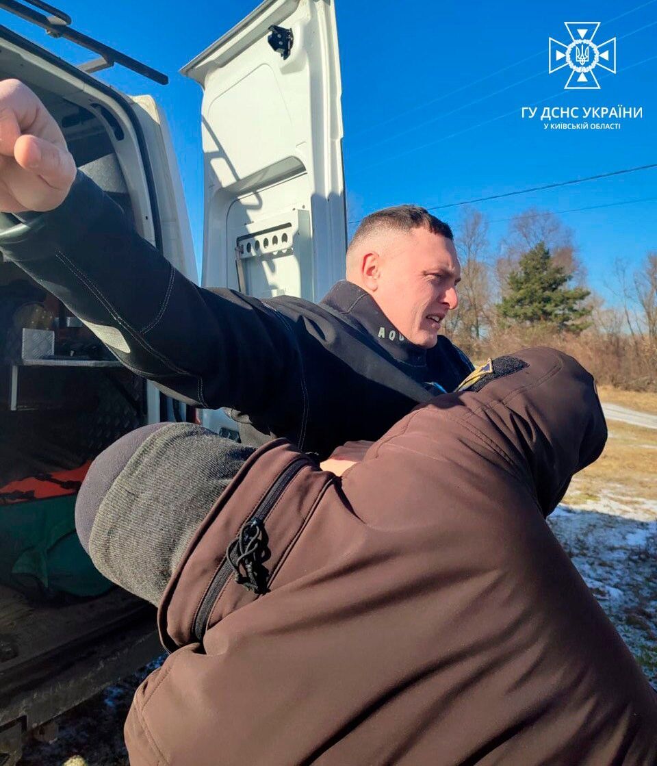 На Київщині рятувальники знову підірвали "крижаний затор". Фото та відео