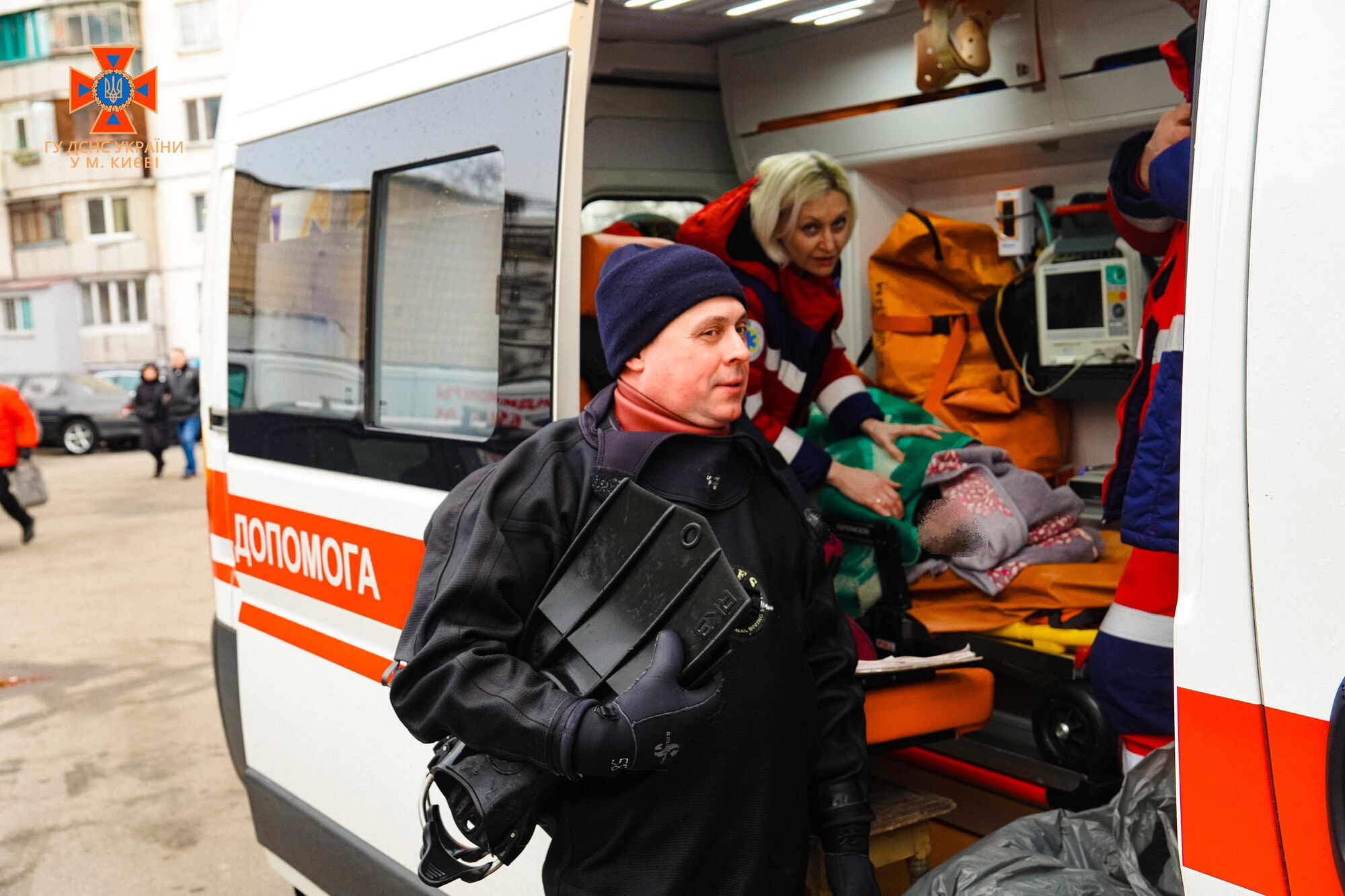 В Киеве прохожие спасли ребенка, провалившегося под лед на Оболони. Фото