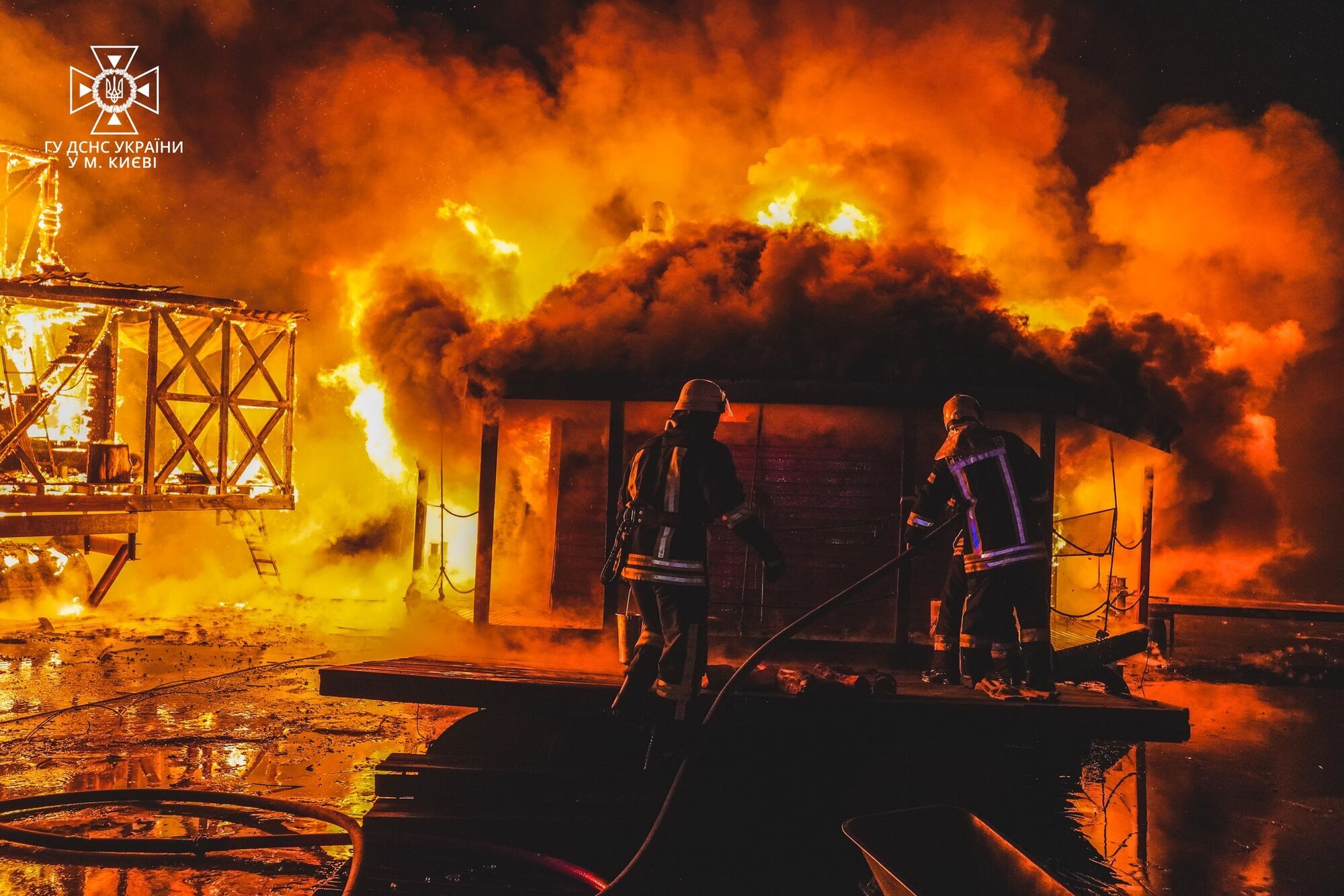 В Киеве произошел масштабный пожар на территории Гидропарка. Фото и видео