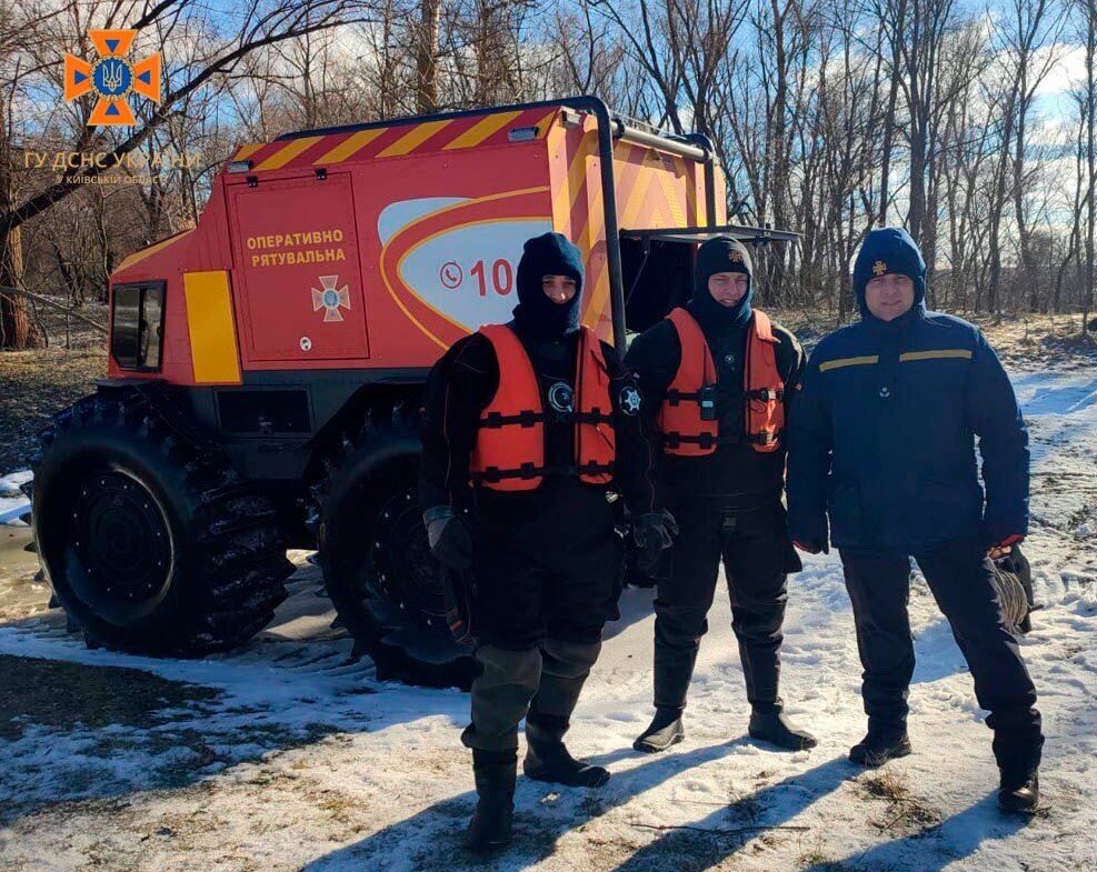 На Київщині рятувальники знову підірвали "крижаний затор". Фото та відео