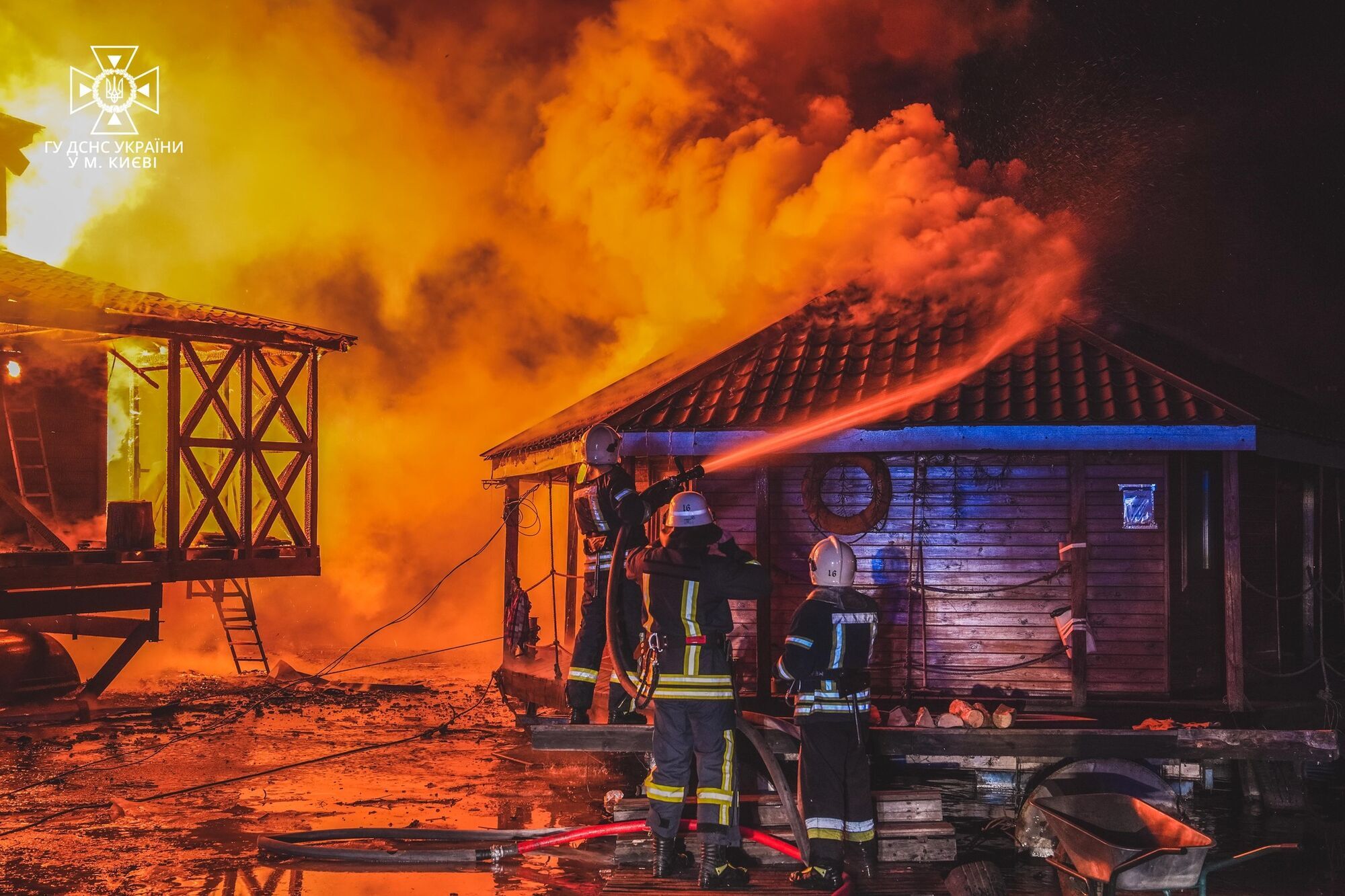 У Києві сталась масштабна пожежа на території Гідропарку. Фото та відео