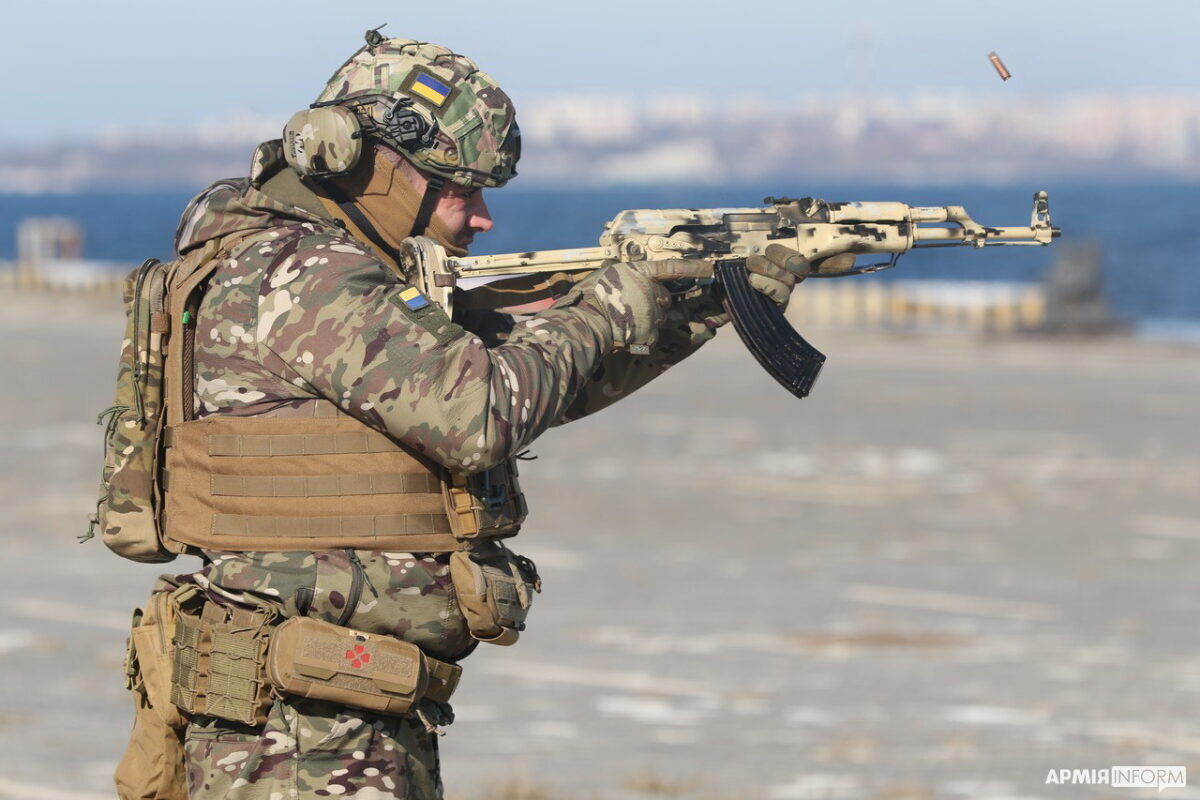 Військові елітного підрозділу ВМС показали, як тренуються знищувати надводні цілі. Відео