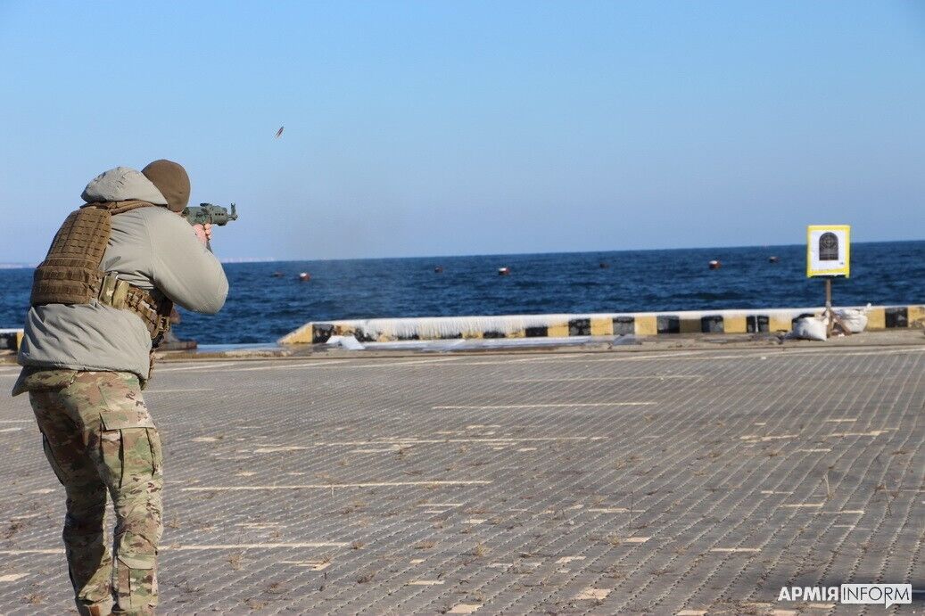 Военные элитного подразделения ВМС показали, как тренируются уничтожать надводные цели. Видео