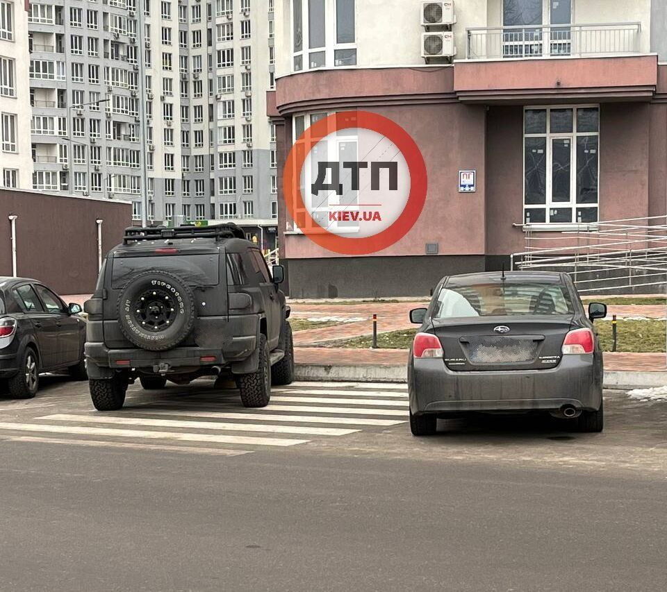 У Києві "герой паркування" залишив позашляховик просто на пішохідному переході. Фото