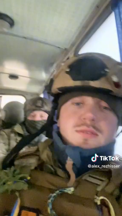Український боєць показав кадри евакуації з передової ''пухнастиків'': зворушливе відео 
