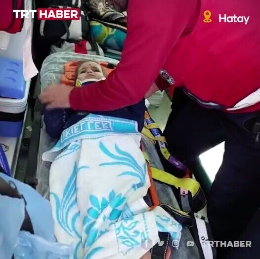 В Турции через 6 дней после землетрясения из-под завалов вытащили еще одного живого ребенка. Видео