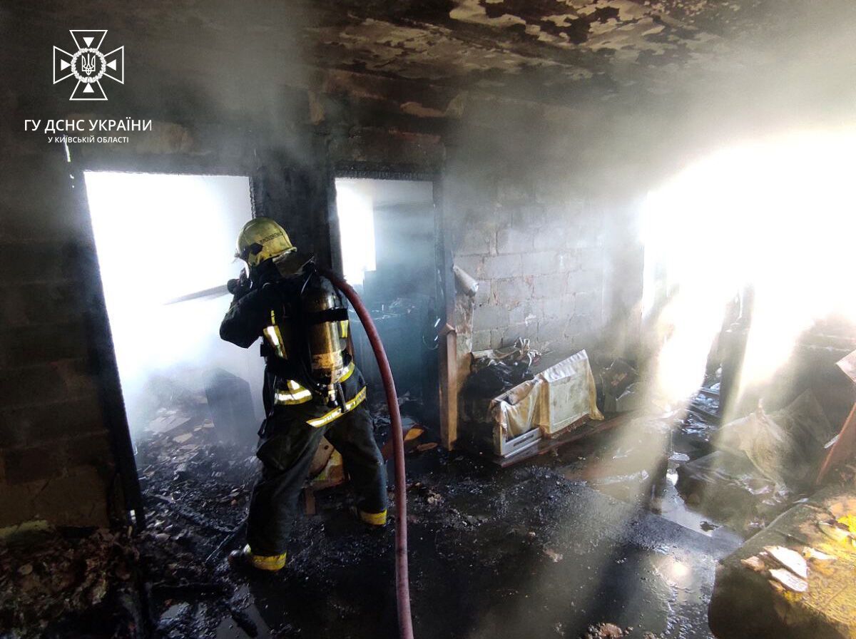 На Київщині бійці ДСНС врятували пенсіонера, який отруївся чадним газом. Фото