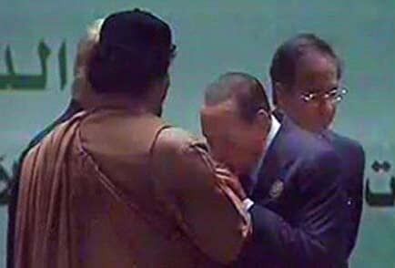 "Попытка поцеловать руки Путина, которые по локти в крови": в МИД ответили на заявление Берлускони, обвинившего Зеленского в войне