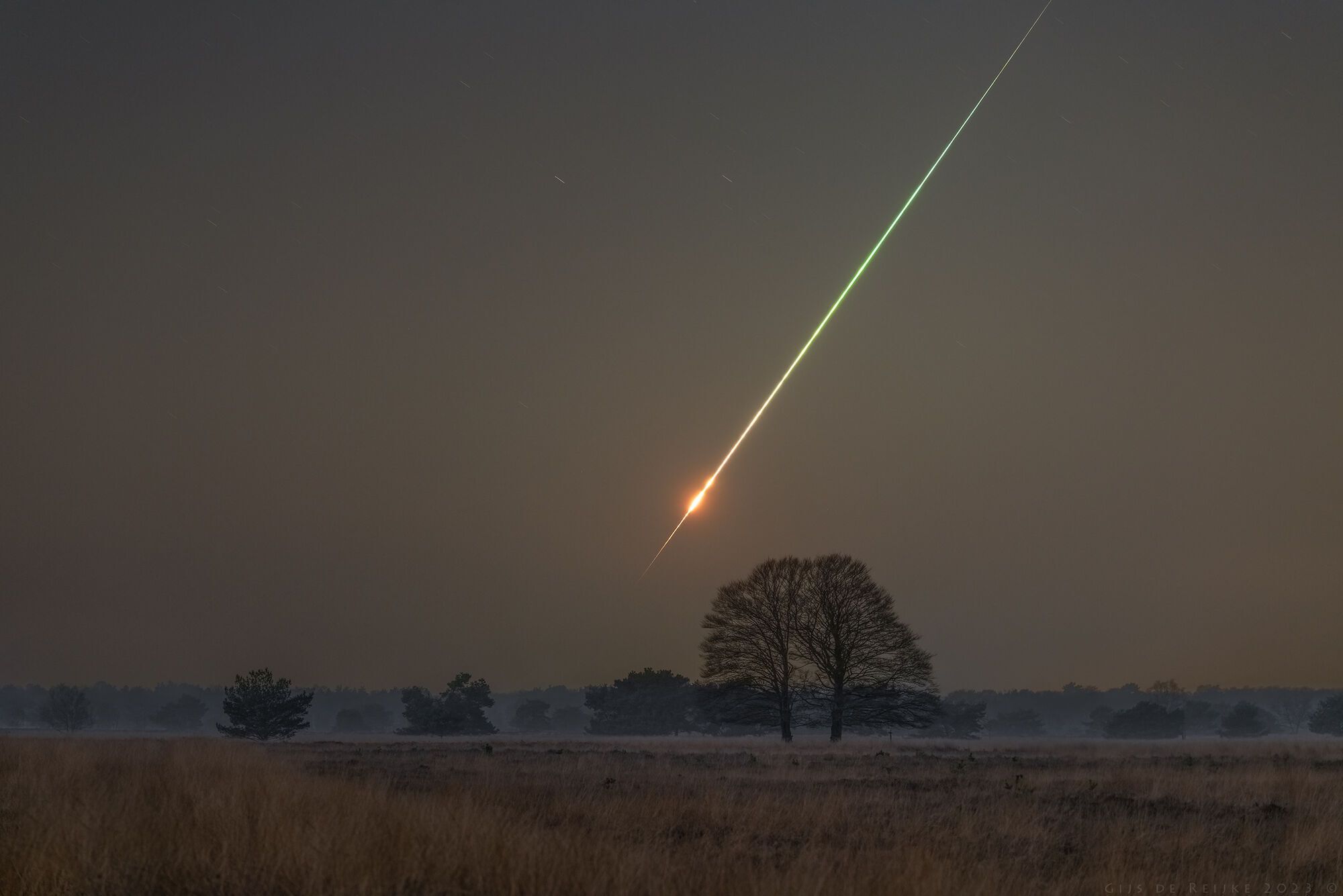 Огненный шар осветил небо: во Франции ночью наблюдали падение метеорита. Фото и видео
