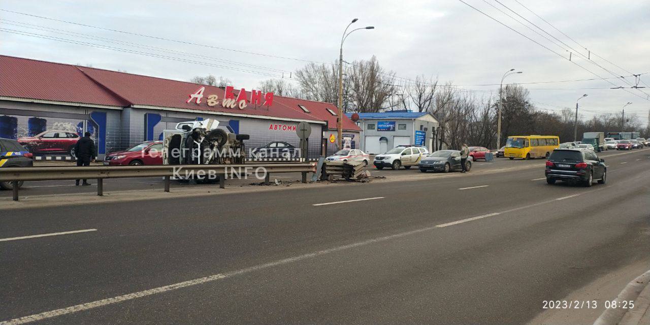 У Києві вантажівка в’їхала у відбійник та перекинулась: утворився великий затор. Фото та відео