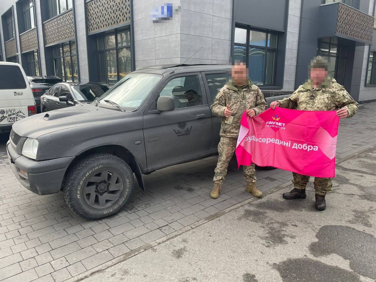 Бійцям ЗСУ на передову передали ще два позашляховики від Favbet Foundation