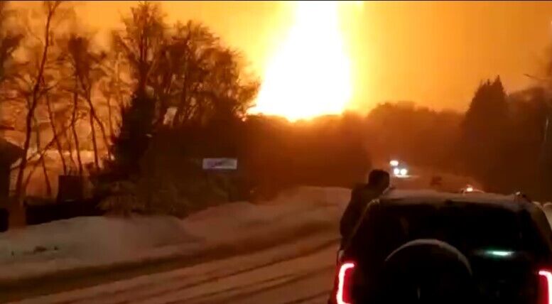 В России очередной "хлопок": после взрыва загорелся газопровод, огонь пылает вблизи села. Видео