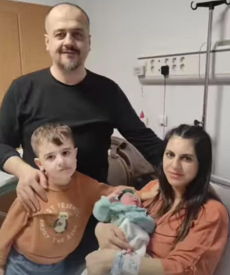 Некла с мужем Ирфаном, новорожденным Ягизом и трехлетним Игитом Керимом