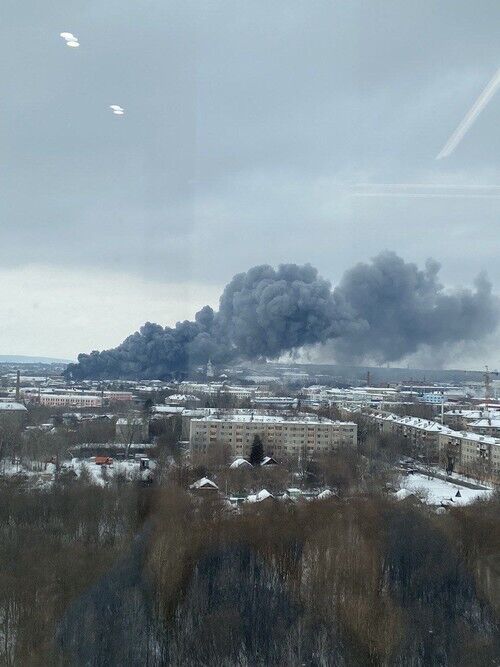 В Казани вспыхнул мощный пожар, поднялась стена черного дыма. Видео