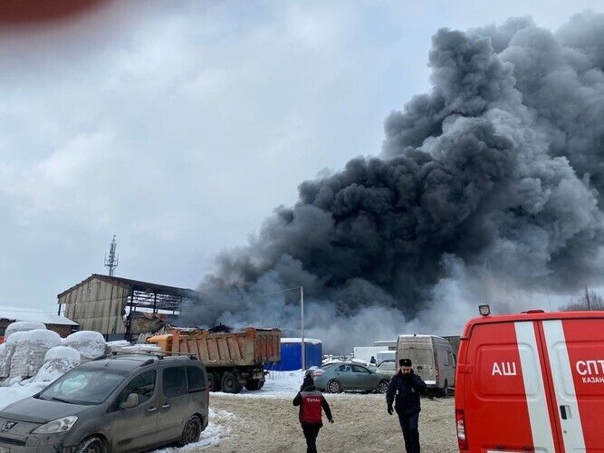 В Казани вспыхнул мощный пожар, поднялась стена черного дыма. Видео