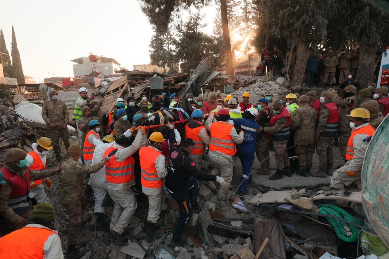 Украинские спасатели вытащили из-под завалов в турецкой Антакье женщину, которая находилась там 9 суток. Фото и видео