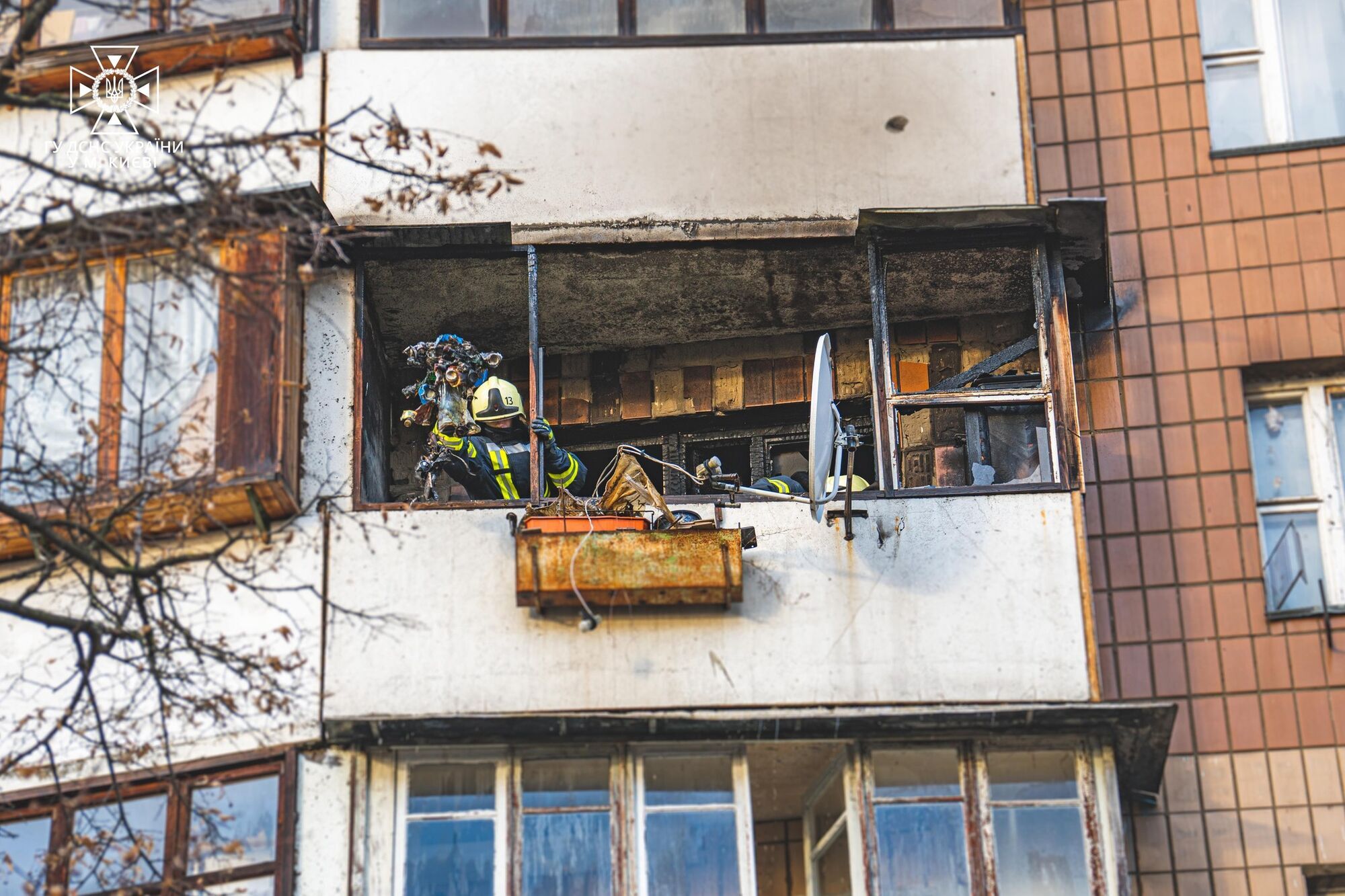 У Києві бійці ДСНС врятували чоловіка, який знепритомнів, намагаючись покинути палаючу квартиру. Фото