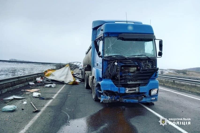 Біля Умані водій фури наїхав на двох робітників-автодорожників: подробиці смертельної ДТП. Фото