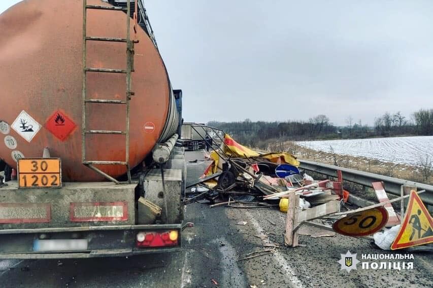 Біля Умані водій фури наїхав на двох робітників-автодорожників: подробиці смертельної ДТП. Фото