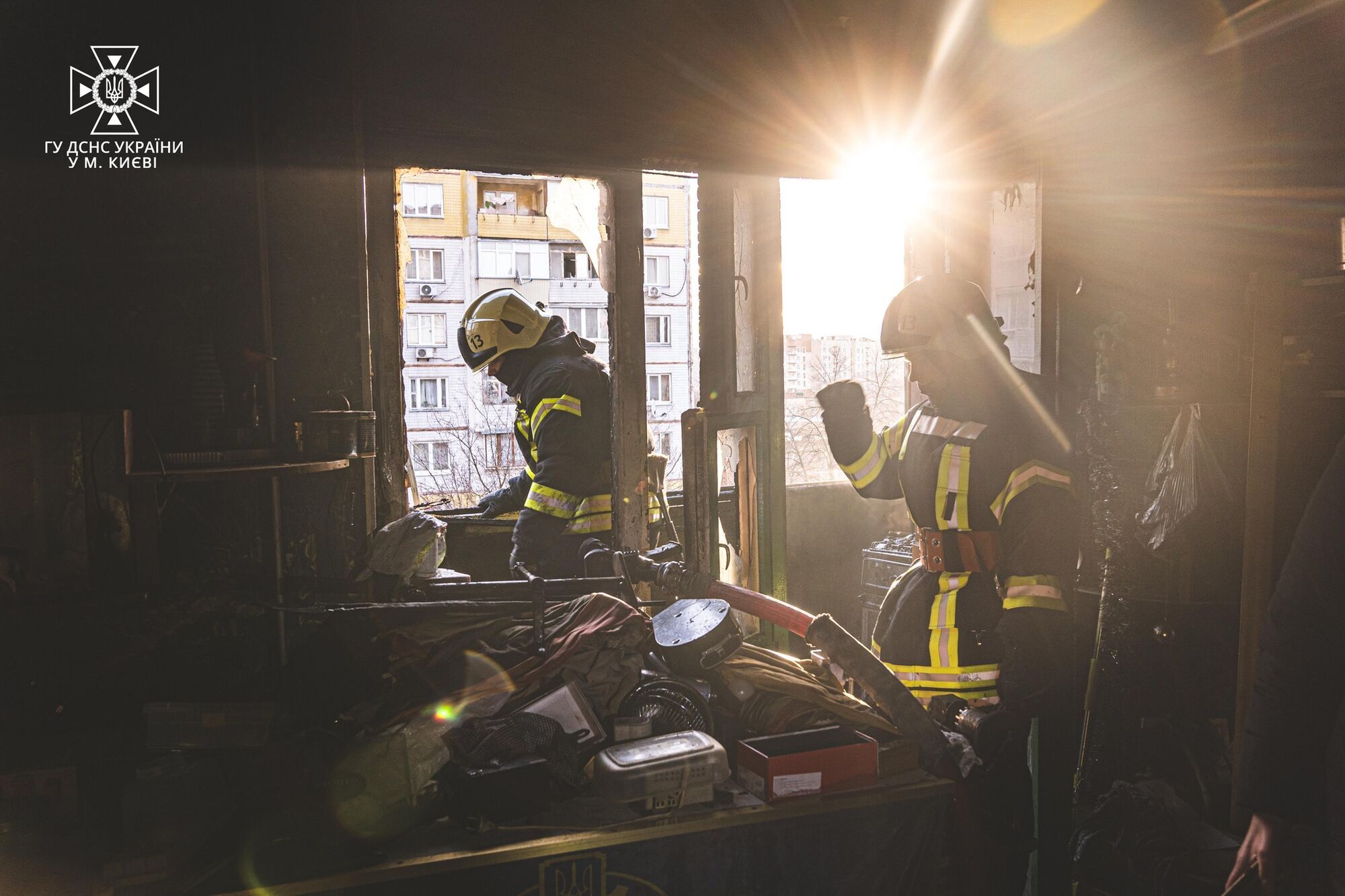 В Киеве бойцы ГСЧС спасли мужчину, который потерял сознание, пытаясь покинуть горящую квартиру. Фото