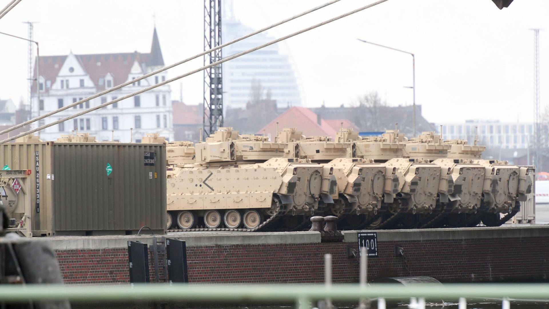 Американські БМП М2 Bradley вже в німецькому порту Бременхафен: з’явилися промовисті фото 