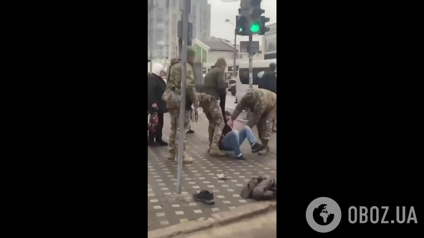 В Одесі працівники ТЦК та СП намагалися скрутити чоловіка у громадському місці