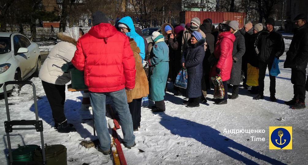 "Будни оккупации": в Мариуполе люди в мороз вынуждены часами стоять в очередях за едой. Фото