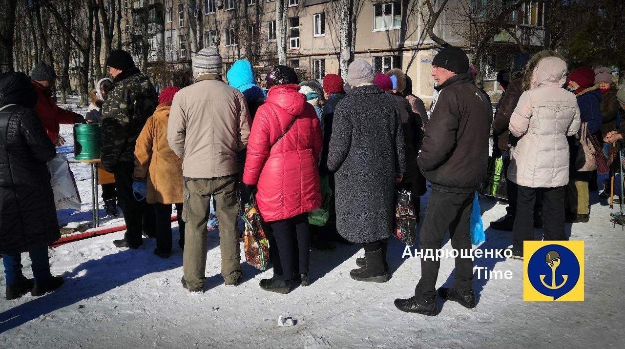 "Будні окупації": у Маріуполі люди в мороз змушені годинами стояти в чергах за їжею. Фото 