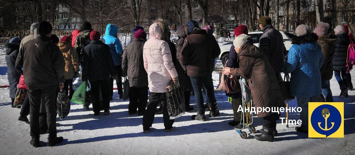 ''Будні окупації'': у Маріуполі люди в мороз змушені годинами стояти в чергах за їжею. Фото 