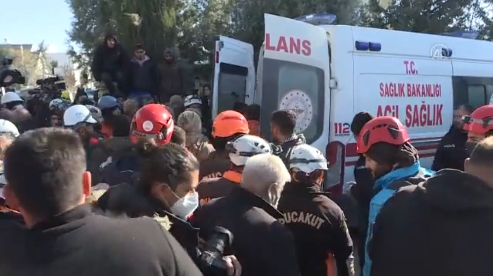 В Турции 18-летнего парня спасли из-под завалов спустя 198 часов после землетрясения. Фото и видео