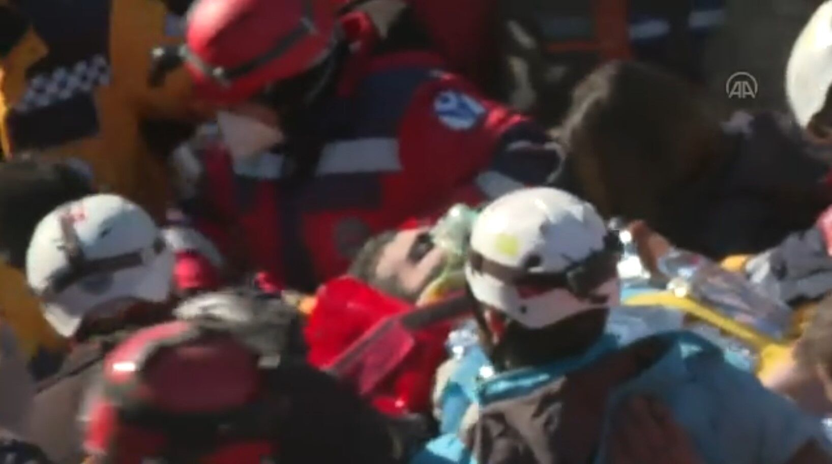 В Турции 18-летнего парня спасли из-под завалов спустя 198 часов после землетрясения. Фото и видео