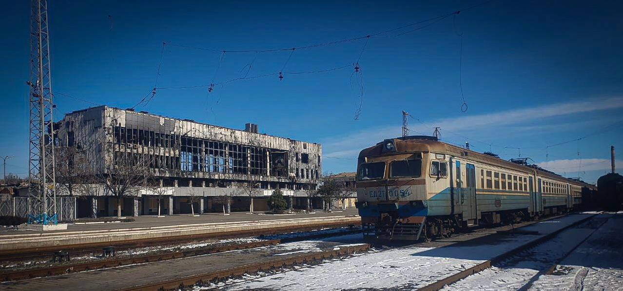 Колись там вирувало життя: у мережі показали, який вигляд зараз має залізничний вокзал у Маріуполі. Фото