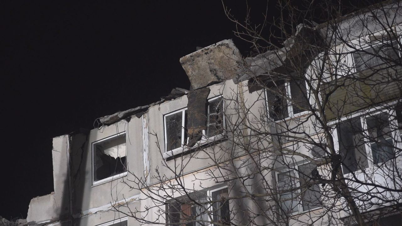 Три человека погибли, 11 ранены: в Покровске, где оккупанты обстреляли жилой дом, завершили спасательную операцию. Фото и видео