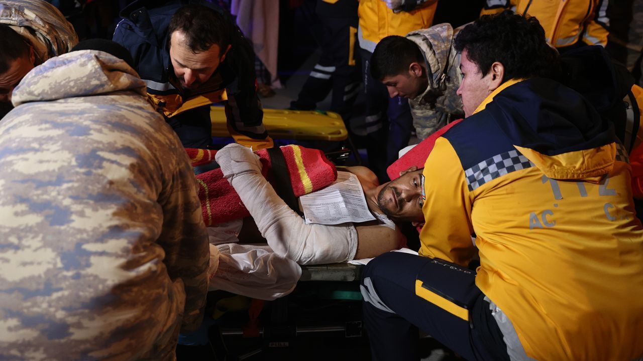 Число жертв землетрясения в Турции и Сирии превысило 41 тыс. человек: среди спасенных на 9-й день – два брата. Фото