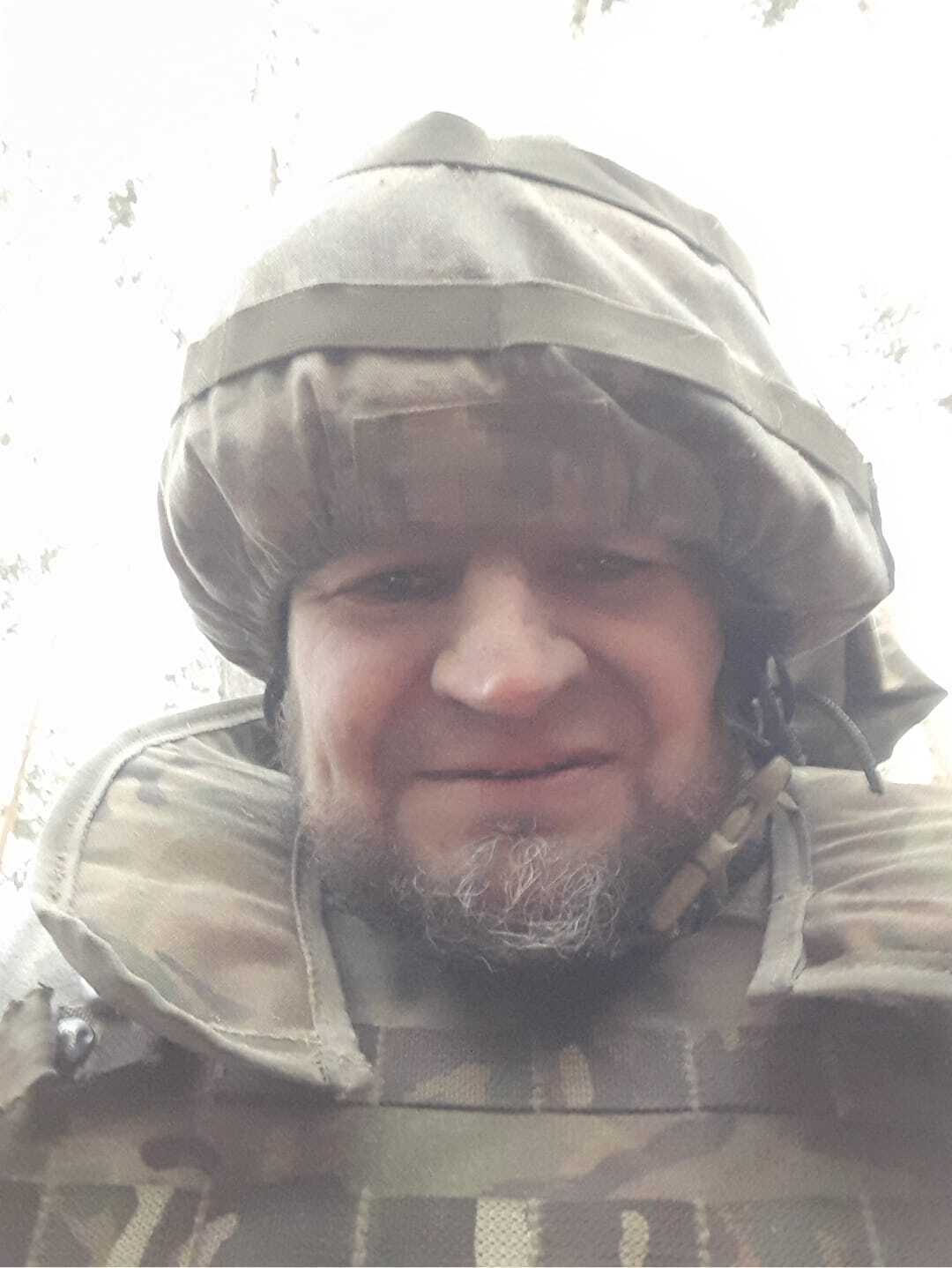 Поет-воїн Полежака, який став найсексуальнішим діячем культури, потрапив під обстріл: прилетіло за 50 см від голови
