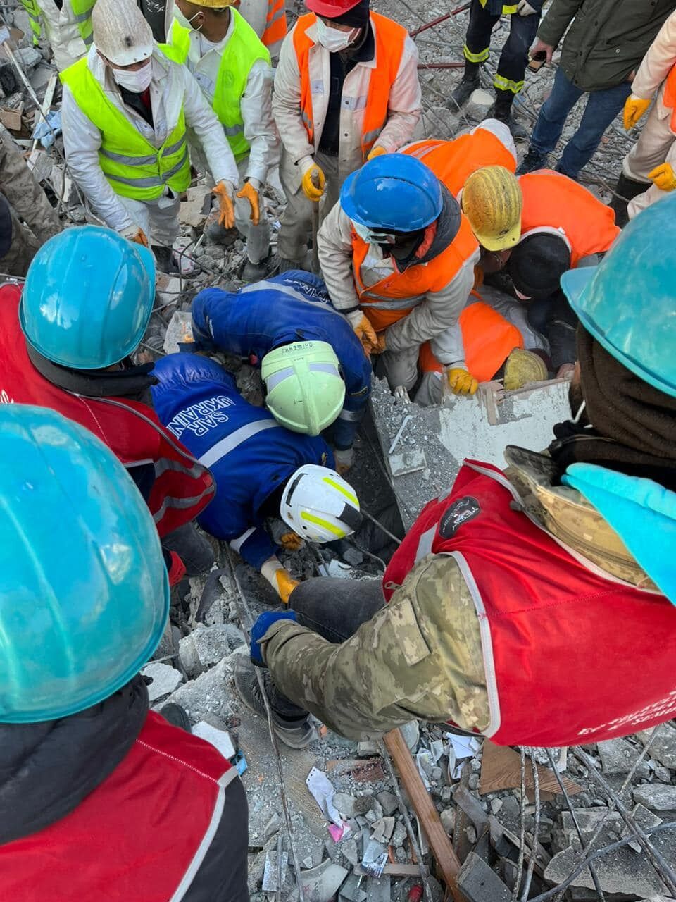 Українські рятувальники в Туреччині звільнили з-під завалів жінку, яка чекала допомоги 9 днів після землетрусу. Фото і відео 