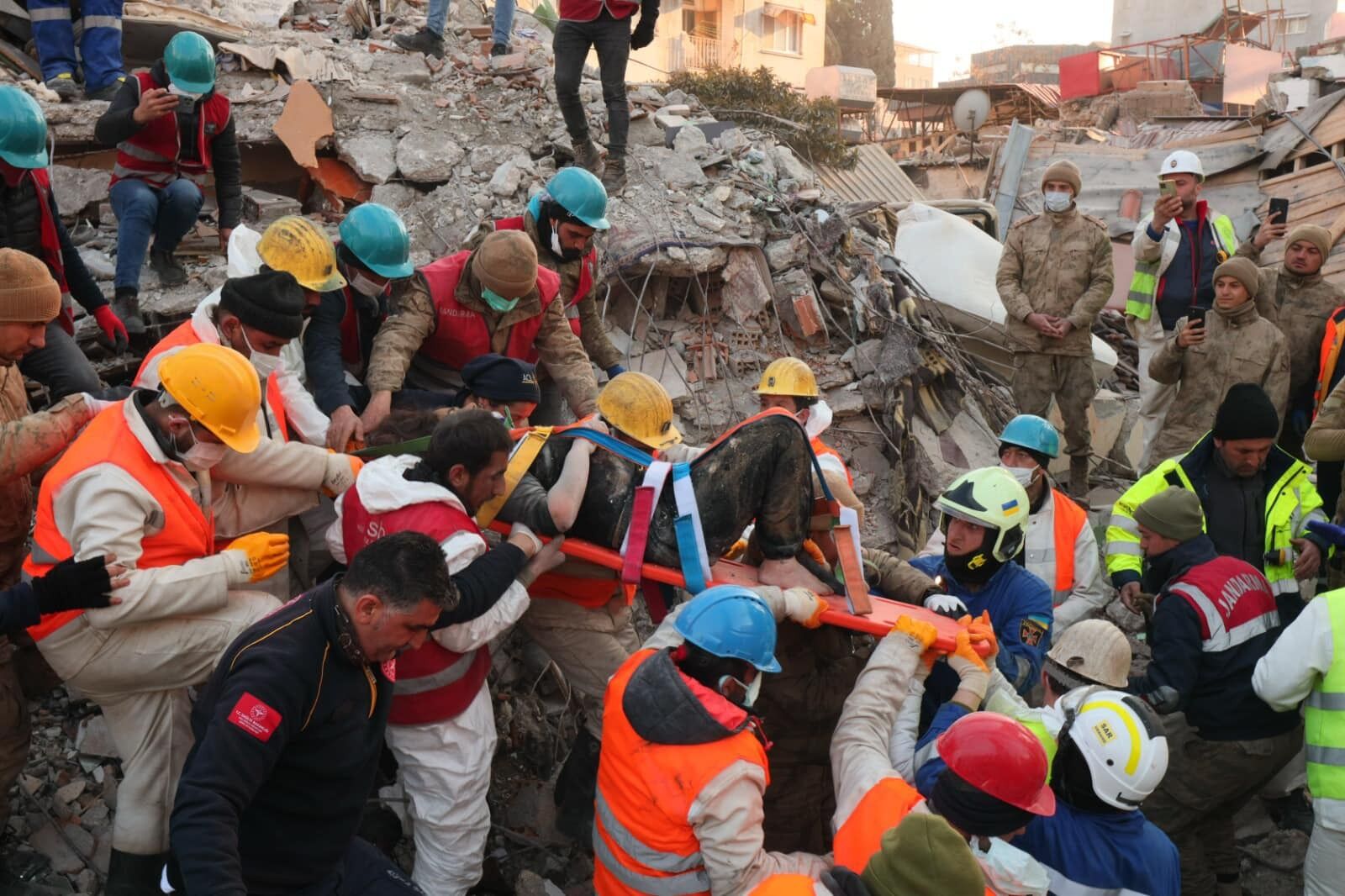 Украинские спасатели в Турции освободили из-под завалов женщину, ожидавшую помощи 9 дней после землетрясения. Фото и видео