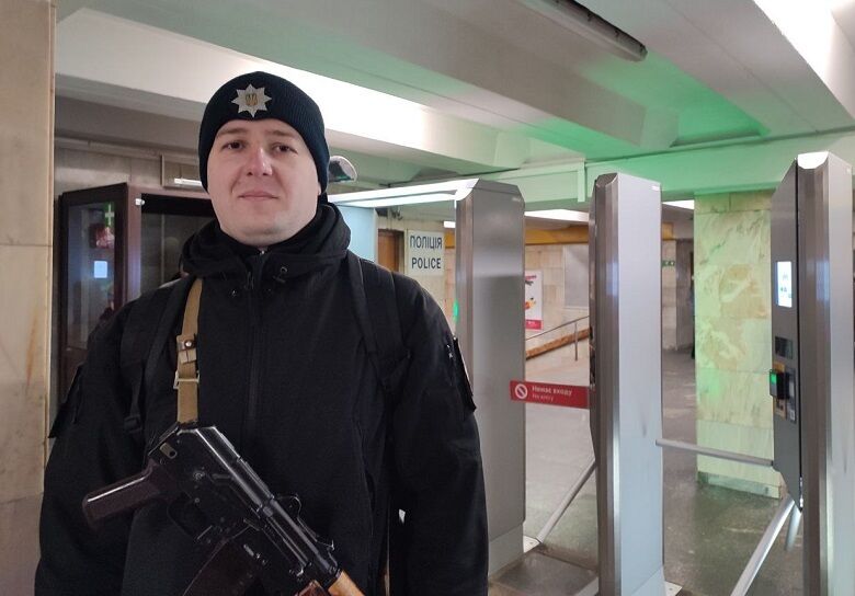 В Киеве полицейский с помощью дефибриллятора спас мужчину, у которого остановилось сердце