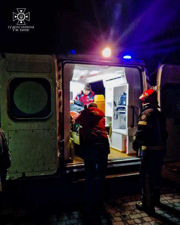 У Києві бійці ДСНС дістали з крижаної води рибалку, який провалився під лід. Фото та відео