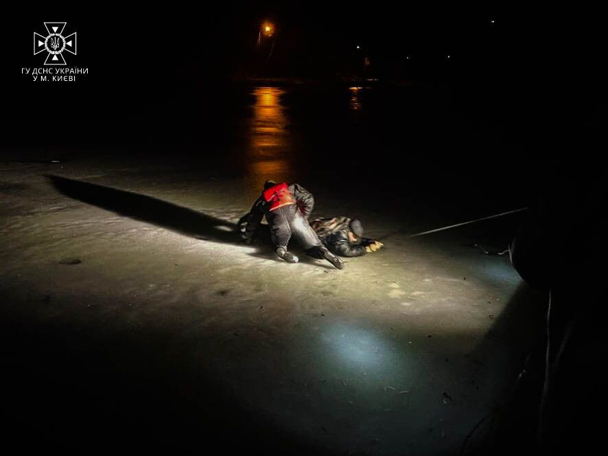 У Києві бійці ДСНС дістали з крижаної води рибалку, який провалився під лід. Фото та відео