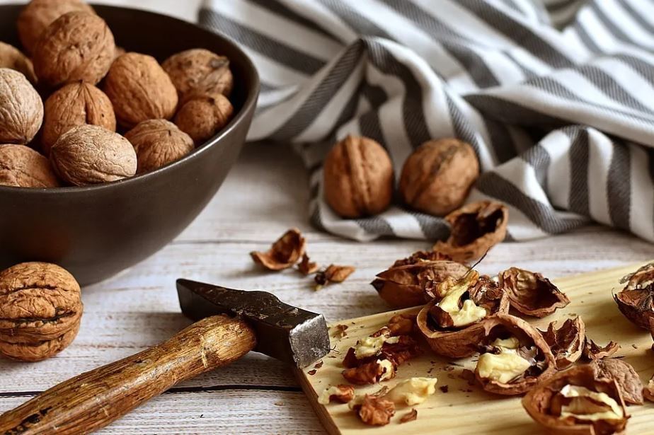 Как легко очистить грецкие орехи: самые действенные способы