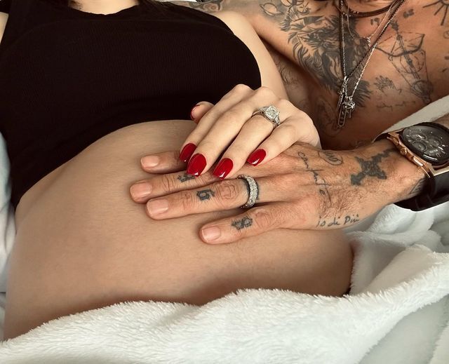 Экс-муж Дженнифер Лопес и его 23-летняя жена через две недели после свадьбы сообщили, что ждут ребенка