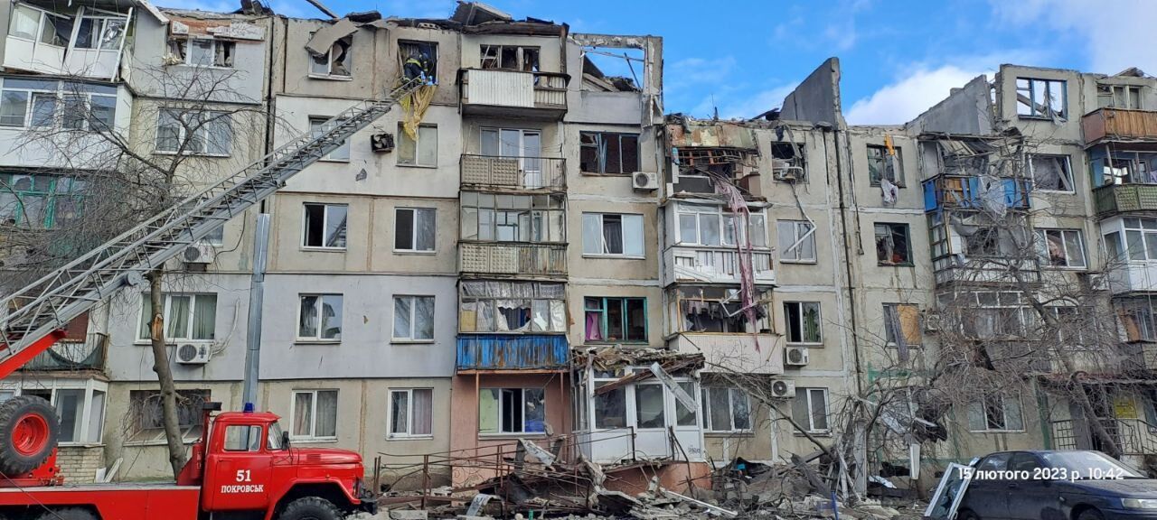 Три человека погибли, 11 ранены: в Покровске, где оккупанты обстреляли жилой дом, завершили спасательную операцию. Фото и видео