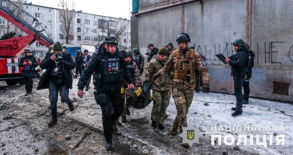 Три человека погибли, 11 ранены: в Покровске, где оккупанты обстреляли жилой дом, завершили спасательную операцию. Фото и видео