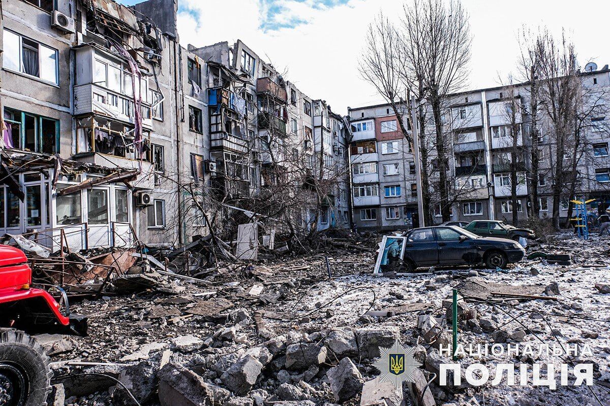 Троє людей загинули, 11 поранено: в Покровську, де окупанти обстріляли житловий будинок, завершили рятувальну операцію. Фото і відео