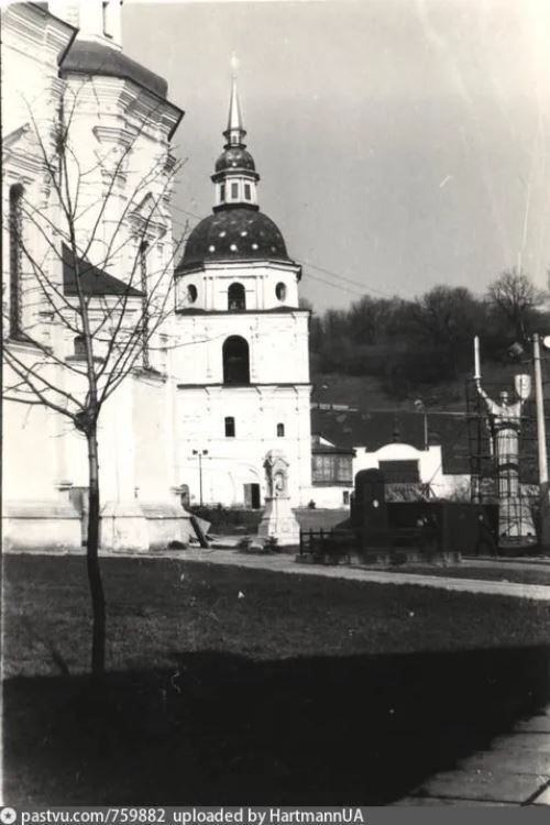 У Києві в 1978 році монумент "Батьківщина-мати" встановили на території Видубицького монастиря. Архівні фото