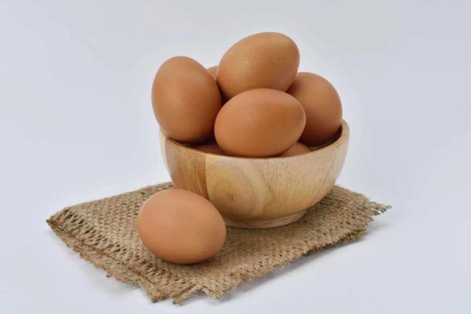 Чому не можна кидати сирі яйця в кип'яток: спосіб вдало зварити