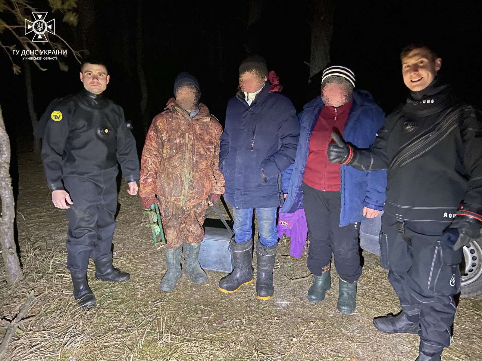 На Київському водосховищі рятувальники зняли з криги трьох рибалок. Фото та відео