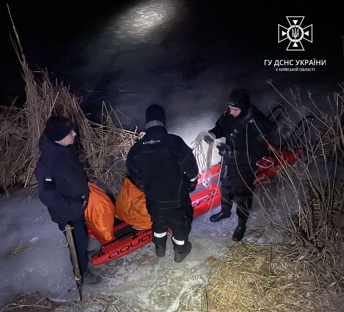 На Київському водосховищі рятувальники зняли з криги трьох рибалок. Фото та відео