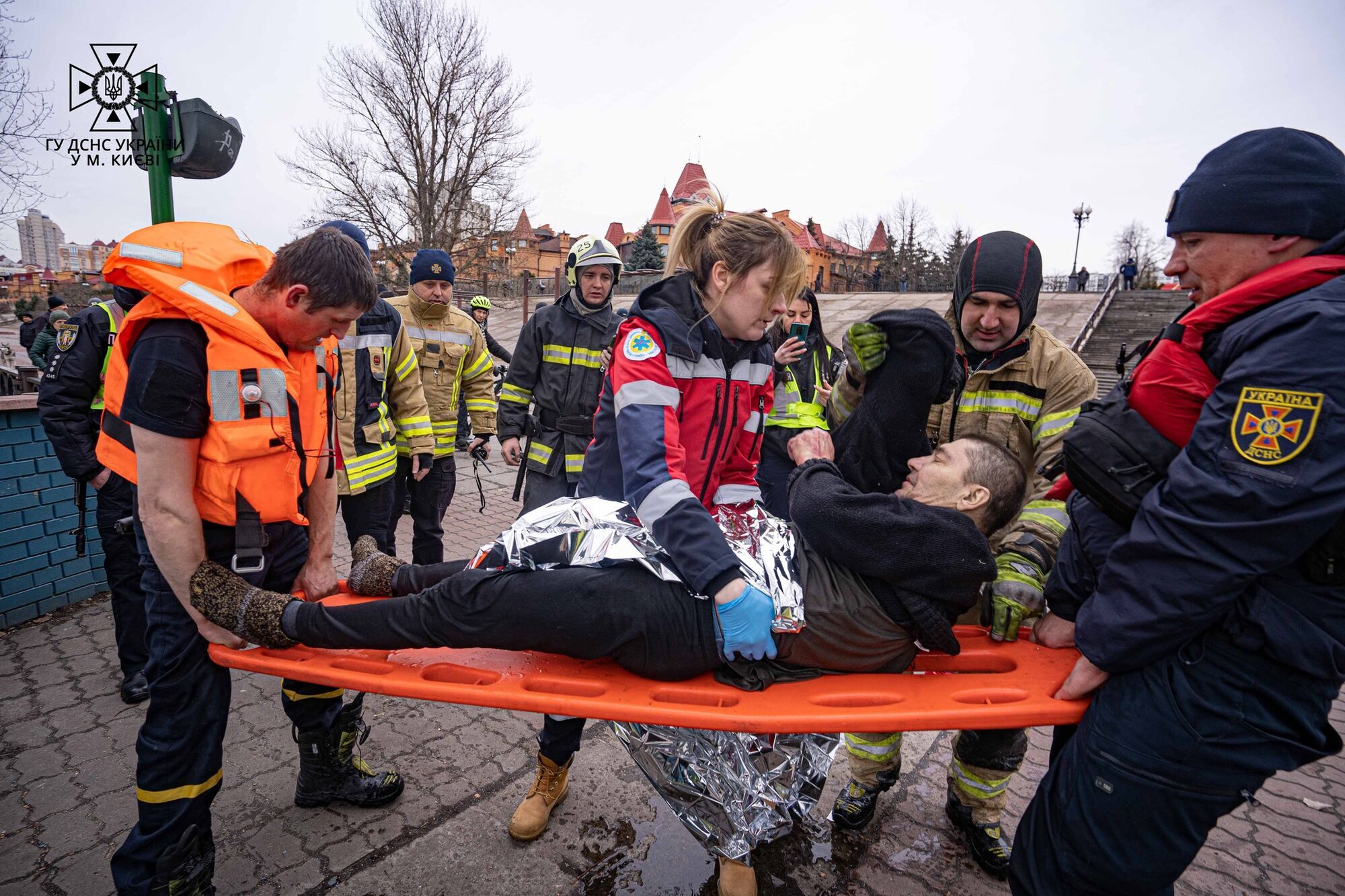 У Києві бійці ДСНС врятували чоловіка, який за 100 метрів від берега провалився під кригу. Фото та відео